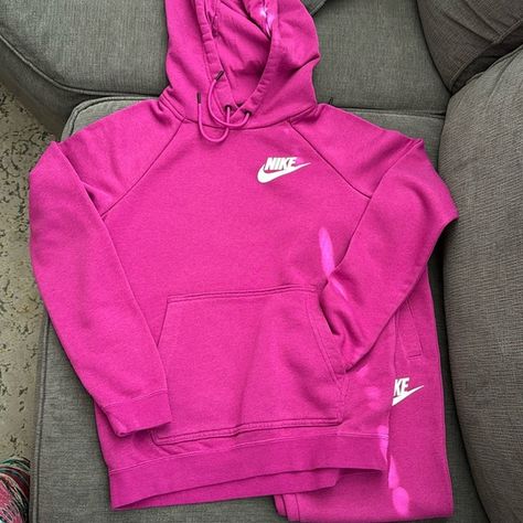 Shop wonderrobe's closet or find the perfect look from millions of stylists. Fast shipping and buyer protection. Nike Sweatsuit - hoodie with front pocket with matching pants that say " Just do it" around the waist. NWTs and have never been worn. Nike Fits Women, Nike Suit, Nike Sets, Nike Fits, Nike Women Outfits, Pink Sweatsuit, Nike Sweatsuit, Nike Set, Wishlist 2024