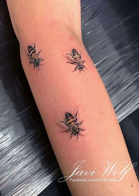 Honeybee Tattoo, Bee Tattoo Meaning, Queen Bee Tattoo, Small Bee Tattoo, Tattoo Colour, Honey Bee Tattoo, Bumble Bee Tattoo, Mother Nature Tattoos, Bee Bee