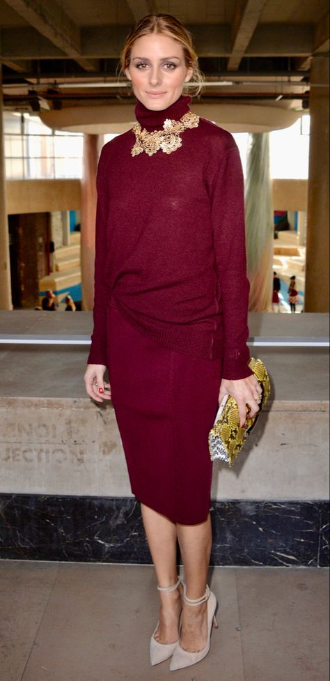 Olivia Palermo Street Style, Burgundy Outfit, Turtleneck Outfit, Olivia Palermo Style, Rihanna Style, Kim Kardashian Style, Ribbed Turtleneck Sweater, Kardashian Style, Eclectic Fashion