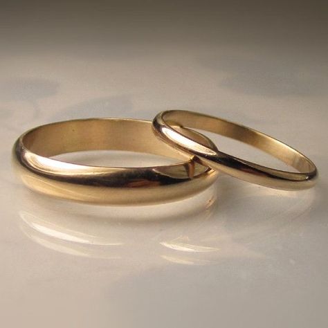 Gold Wedding Band Sets His And Hers, Plain Gold Wedding Ring, Classic Wedding Band Sets, Matching Gold Wedding Bands His And Hers, Gold Wedding Bands His And Hers, Couple Wedding Rings Gold, Wedding Ring Men Gold, Gold Wedding Rings Couple, Gold Wedding Rings For Men