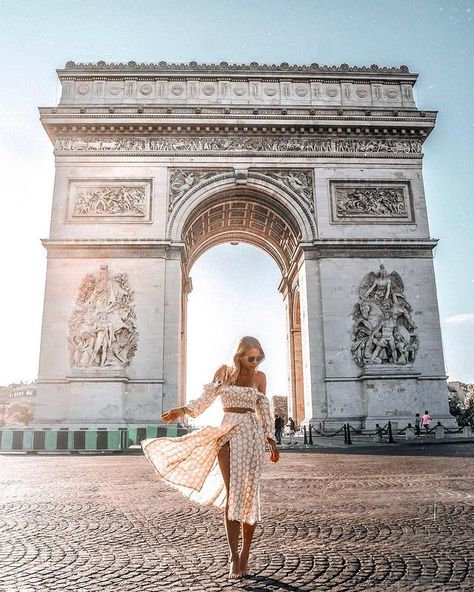 Jo ♡︎ Travel & Lifestyle sur Instagram : People will stare. Make it worth their while. Especially in the blogging industry 😝 . . . Wearing my fav outfit from @lulus. Never a dull… Quinceanera Pictures, Fav Outfit, Fashion Paris, Paris Photos, Photo Op, Travel Fashion, Spain Travel, Travel Inspo, Instagram Foto