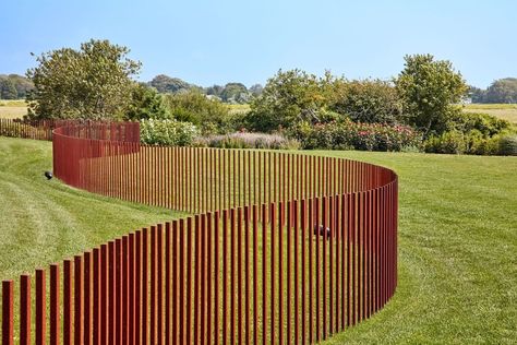 Hollander Design on Instagram: “This winding pool fence turns a safety requirement into sinuous sculpture. ⠀ photo: Charles Mayer⠀ See more photos of this home in the…” Corten Steel Fence, Metal Garden Fencing, Picket Fence Panels, Poolside Dining, Lattice Fence, Steel Fence, Steel Columns, Pool Fence, Metal Fence