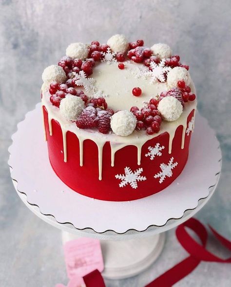 New Years Cake Design, Xmas Cake Designs, Winter Themed Cakes, Christmas Theme Cake Ideas, Red Christmas Cake, Easy Christmas Cake Designs, Simple Christmas Cakes, Winter Cake Decorating, New Year Cake Design