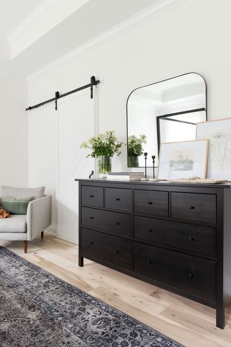 Modern Organic Black, Bedroom Canopy Bed, Floor Bedroom Ideas, Dresser Styling, Cute Living Room, Neutral Bedroom Decor, Modern Farmhouse Bedroom, Bedroom Black, Country Bedroom