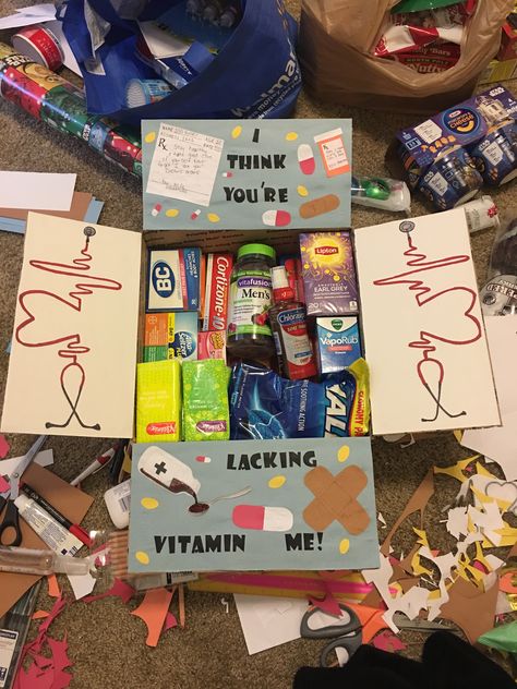 Medicine Basket Gift, Sick Package For Boyfriend, Gym Care Package For Him, Creative Care Packages, Sick Gift Basket For Him, Care Package Ideas For Boyfriend Sick, Diy Medicine Box Ideas, Sick Care Package For Boyfriend, Medicine Gift Basket