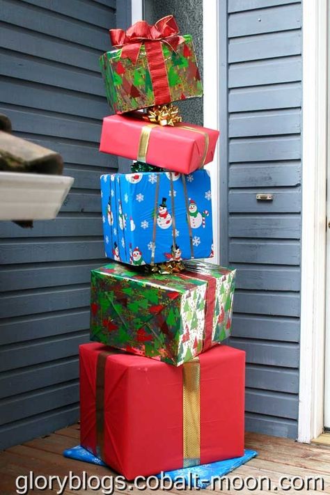 Stacked gifts - outdoor decoration... (contact paper might work w duck tape) Jul Diy, Grinch Christmas Decorations, Christmas Window Display, Candy Land Christmas Decorations, Christmas Float Ideas, Christmas Decorations Diy Outdoor, Christmas Parade, Office Christmas Decorations, Candy Christmas Decorations