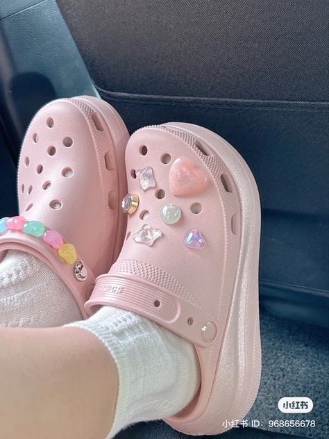 Crocs With Jibbitz, Crocs Aesthetic, Crocs With Charms, Purple Crocs, Platform Crocs, Pink Crocs, Crocs Fashion, Mode Shoes, Crocs Jibbitz