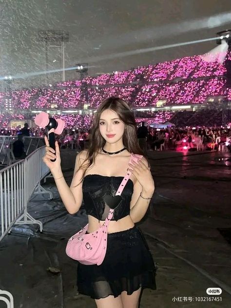 #outfit Concert Ootd, Grammy Awards Red Carpet, Coldplay Concert, Grammys Red Carpet, Blackpink Concert, Kpop Concert Outfit, Concert Fashion, Concert Aesthetic, Photography Posing Guide