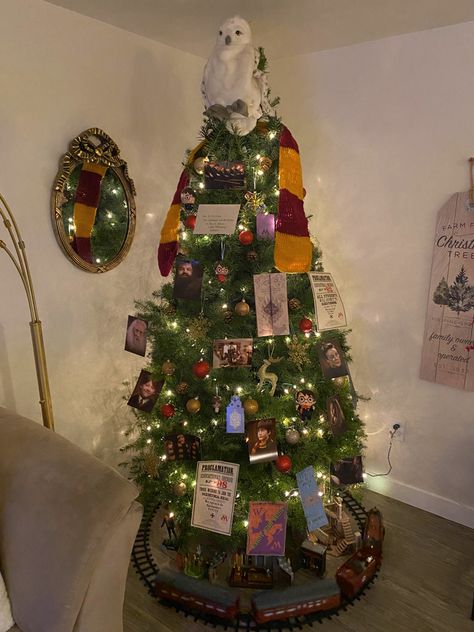 Harry potter, gryffindor, christmas tree, hermione, ron weasley, harry potter christmas, hogwarts express, train set Gryffindor Christmas Tree, White Harry Potter Christmas Tree, Hp Christmas Tree, Hagrid Christmas Tree, Harry Potter Christmas Tree Train, Harry Potter Tree Christmas Ornaments, Harry Potter Train, Harry Potter Christmas Decorations, Harry Potter Christmas Tree