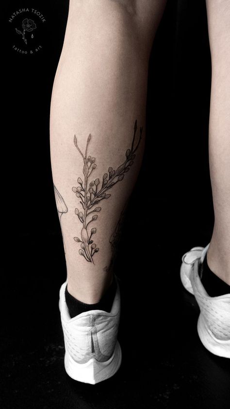 Seaweed Tattoo on a leg by Natasha Tsozik Marine Leg Sleeve Tattoo, Sea Leg Tattoo, Ocean Hand Tattoo, Seaweed Tattoo Design, Kelp Tattoo, Aussie Tattoo, Seaweed Tattoo, Ocean Seaweed, Sea Tattoos