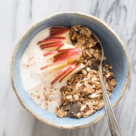 Cinnamon Granola Recipe Cinnamon Granola Recipe, Healthy Breakfast Alternatives, Vanilla Granola, Greek Yogurt Parfait, Cinnamon Granola, Greek Yogurt Recipes, Filling Snacks, Summer Breakfast, Yogurt Bowl