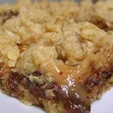 Oatmeal Caramel and Chocolate Overload Bars Oatmeal Carmelitas, Recipe For Oatmeal, Oatmeal Chocolate Chip Bars, Caramel Bars, Caramel Candy, Ice Cream Toppings, Chocolate Chip Oatmeal, Eat Dessert First, Oatmeal Recipes