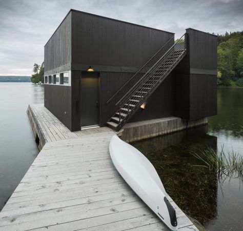 Mu Architecture completes black lakefront home with two-storey boathouse Dock Design, Boathouse Design, Landscape Interior, Black Houses, Lakefront Living, Amazing Houses, Dream Property, Lakefront Homes, Boat House