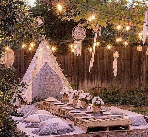 Cheap baby shower ideas for boy and for girls and for neutral showers. Get tips for planning a baby shower on a budget, with hacks from Dollar Stores. Find out how to make a DIY decoration for your centerpieces, favors and prizes. Also learn where to find free baby shower games... and more. Outdoor Wedding Foods, Outdoor Wedding Centerpieces, Boho Style Party, Buffet Wedding, Boho Birthday Party, Rustic Wedding Decorations, Cheap Baby Shower, Trendy Baby Shower Ideas, Magic Moments