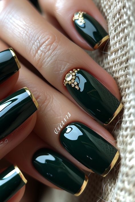 Dark Green Nails Dark Green Nails Designs Gold, Black Green Gold Nails, Dark Green With Gold Nails, Nail With Gold Accent, Dark Green Pedicure, Green Square Acrylic Nails, Christmas Nails Dark Green, Nail Art Designs Green, Dark Green Nails With Gold