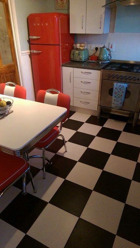 American Diner Kitchen Ideas, Retro Diner Aesthetic Kitchen, 50s Apartment Aesthetic, 50s Themed Kitchen, Diner Kitchen Aesthetic, Diner Inspired Kitchen, Retro Diner Interior, 2000s Kitchen Aesthetic, 50s Inspired Kitchen