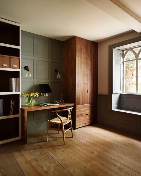 470 Likes, 10 Comments - Kitchen Architecture (@kitchenarchitectureltd) on Instagram: “WFH: innovative home-office design in a connected space. Swipe left to see a selection of Kitchen…” Home Library Decor, Kitchen Architecture, Contemporary Home Office, Library Furniture, Home Library Design, Home Desk, Study Office, Home Library, Bespoke Furniture