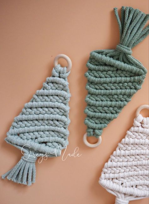 Macrame Tree Wall Hanging Diy, Popular Macrame Items, Macrame Pine Tree, Macrame Christmas Ornaments Patterns, Macrame Ornaments Tutorial, Macrame Christmas Tree Pattern, Macrame Christmas Patterns, Easy Macrame Ornaments, Macrame Christmas Garland