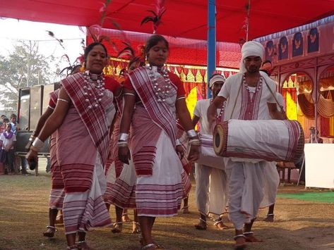 Please visit www.auchitya.com for more information The Barao folk dance is a celebration of the Oraon community thriving in the state of Jharkhand. This community has rich cultural traditions. It is one of the largest groups The post Barao Folk dance of Jharkhand appeared first on Auchitya. Dravidian Languages, Dance Of India, Woman Singing, Learn Hindi, Travel Project, Traditional Dance, Indian Dance, Indigenous People, Folk Dance