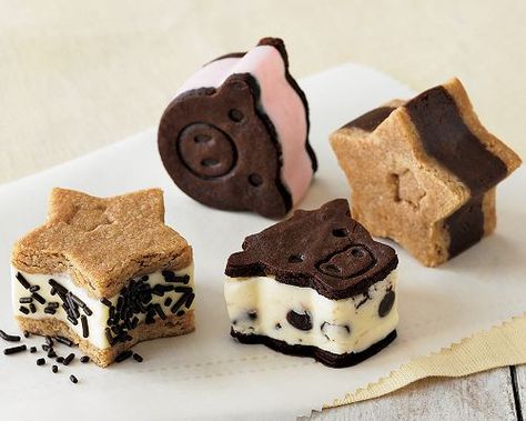 These Ice Cream Sandwich Molds Will Have You Seeing Stars... and Pigs and Cows Easy Ice Cream Sandwiches, كريم كراميل, Sandwich Day, Cream Biscuits, Cream Sandwich, Kawaii Food, Ice Cream Sandwich, Frozen Treats, Cute Food