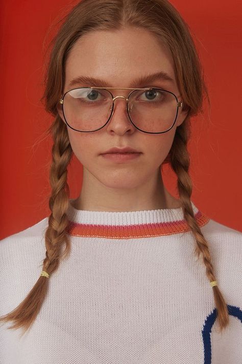 Nerdy Girl Aesthetic, 70s Eyeglasses, 70s Glasses, 80s Glasses, Eyewear Trends, Ader Error, Female Character Inspiration, Retro Glasses, Nerdy Girl