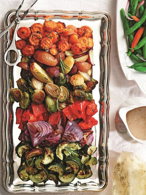 Rosemary Roasted Winter Vegetables with Tri-Color Potatoes - So simple yet SO impressive, this recipe is loved by all and perfect for holidays or any day. Naturally vegan, gluten-free, dairy-free, allergy-friendly. Resep Vegan, Roasted Winter Vegetables, Recipes For Christmas, Vegan Christmas Recipes, Winter Vegetables, Vegan Sides, Vegan Christmas, Vegetable Sides, Roasted Veggies