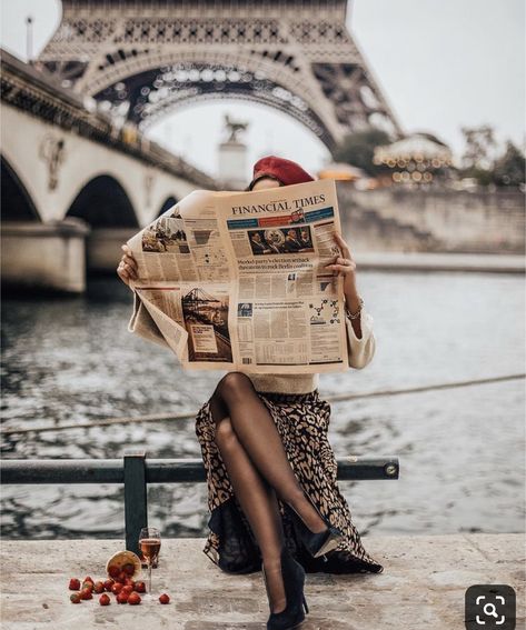 Reading A Newspaper, France Photography, 사진 촬영 포즈, Paris Pictures, Paris Aesthetic, Paris Photography, Street Style Paris, Paris Photos, The Eiffel Tower