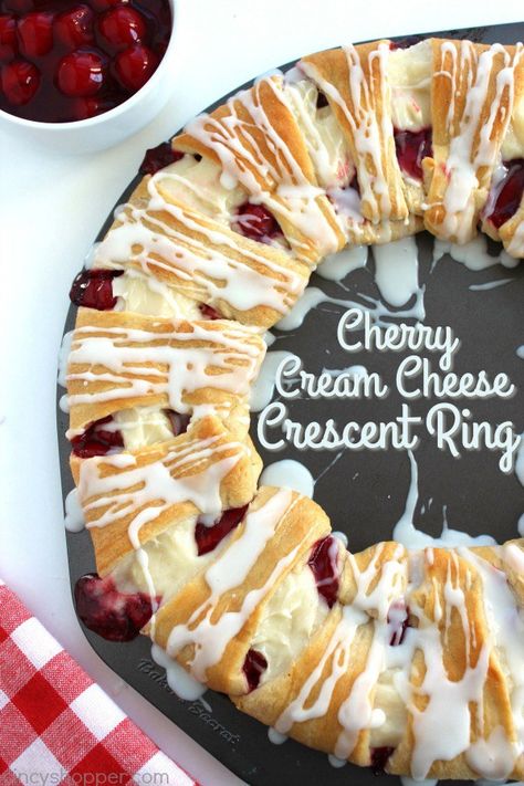 Apple Crescent, Croissants Breakfast, Crowd Breakfast, Crescent Ring Recipes, Cherry Cream Cheese, Cheesecake Strawberry, Chef Boyardee, Cream Cheese Crescent Rolls, Breakfast Pastry