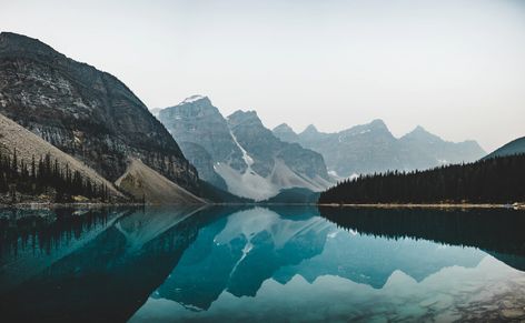 Mountain Range Landscape, Wallpaper Dekstop Hd 1080p Aesthetic, Moraine Lake Canada, National Park Pictures, Canada Mountains, Hd Landscape, Mac Wallpapers, Reflection Pictures, Mountains Aesthetic