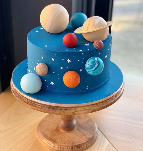 #space #planets #cake #cakeideas #solarsystemcake #handmade #cakeshop #torte #novisad #tortenovisad #rodjendan #planete #svemir Solar System Cake, Vom Avea Un Copil, Γενέθλια Mickey Mouse, Planet Birthday, Planet Cake, Cake Designs For Kids, Galaxy Cake, Sistem Solar, Astronaut Birthday