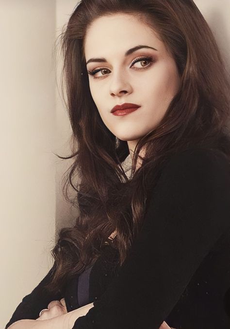 Bella Swan Vampire, Twilight Makeup, Twilight Characters, Vampire Twilight, Reign Dresses, Eye Makeup Images, Bella Cullen, Vampire Makeup, Feminine Energy Aesthetic