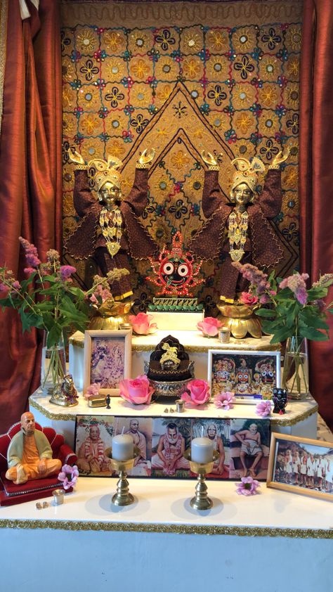 Krishna Altar, Altar Furniture, Lord Chaitanya, Gaura Nitai, Krishna Bhakti, Krishna Gif, Krishna Book, Hinduism Art, Hand Work Blouse