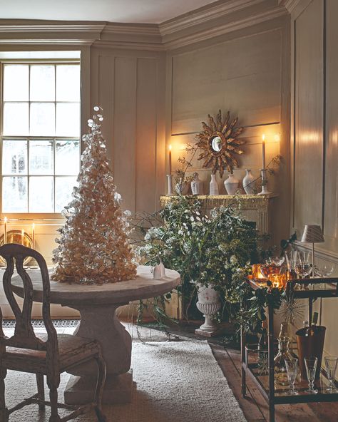 Merry Christmas from all of us at Homes & Gardens 🎄 . Photography by Polly Wreford, styling by Sally Denning, floral design by Juliet Glaves Christmas Apartment Decor, Place Settings Christmas, Christmas Colour Schemes, Luxury Christmas Decor, Christmas Place Settings, Minimalist Candles, Christmas Apartment, Subtle Luxury, Gold Holiday