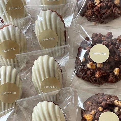 Madeline Packaging, Madeleines Packaging, Sweets To Sell, Madeline Cookies Recipe, Pastry Packaging, Madeline Cookies, Bakery Packaging Design, Bake Sale Packaging, Madeleine Recipe