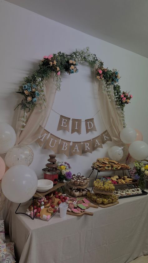 Eid Mubarak Table Decoration, Eid Set Up, Eid Home Decor, Eid Decoration Ideas Living Rooms, Eid Table Decoration, Eid Mubarak Decoration Ideas Diy, Eid Al Fitr Decorations, Eid Table Setting Ideas, Deco Eid Mubarak