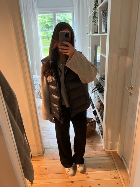 Monclear Gilet, Moncler Vest Outfit, Moncler Vest Woman Outfit, Vest Women Outfit, Abc Style, Gilet Outfit Women, Moncler Gilet, Winter Sports Outfit, Moncler Vest