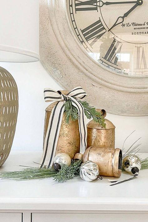 You can create a beautiful Christmas home. Here are quick easy Christmas decorating tips and tricks used by designer that you can use too! Small Christmas Decor, Ideas Decoracion Navidad, Christmas Color Palette, Faux Christmas, Christmas Decorating Ideas, Christmas Greenery, Christmas Arrangements, Pretty Christmas, Christmas Trends