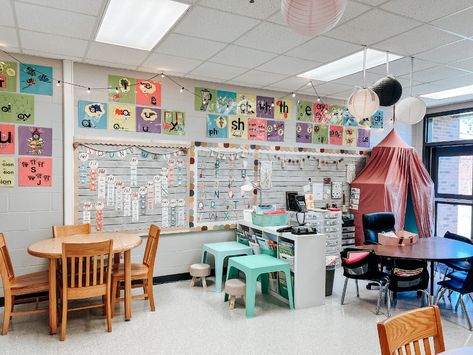 Classroom Tour Elementary, 1st Grade Classroom Setup, Kindergarten Classroom Tour, Resource Classroom Decor, Classroom Decor 2023-2024, Interventionist Classroom Setup, 2023 Classroom Decor, Resource Classroom Setup, 2nd Grade Classroom Setup The Room