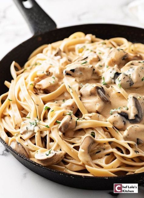 One pot creamy mushroom pasta Vegan Mushroom Pasta, Chicken Mushroom Pasta, Creamy Mushroom Chicken, Mushroom Recipes Pasta, Pasta With Chicken, Creamy Mushroom Pasta, Cream Pasta, Fettuccine Pasta, Vegan Mushroom