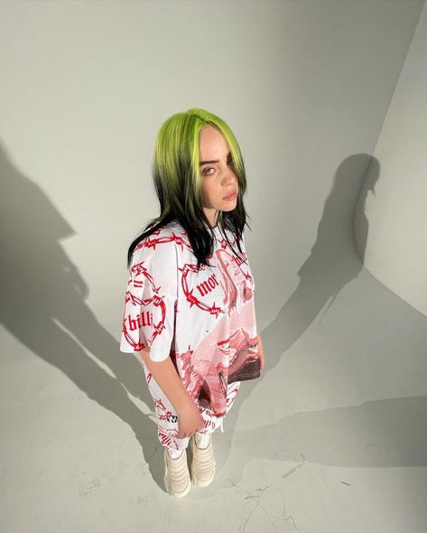 #billieeilish Billie Eilish Outfits, Derry Girls, 5 S, Green Hair, Cute Photos, Art Director, Favorite Person, Billie Eilish, Justin Bieber