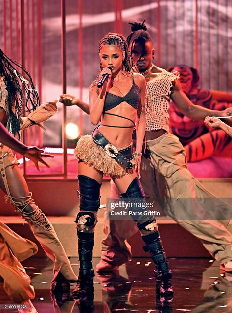 Pop Performance Outfit, Pop Star Stage Outfits, Preformance Outfits Singer, Tyla Outfits On Stage, Tyla Outfit Style, Concert Performance Outfits Singers, Tyla Outfits, Sparkle Outfit, Outfits 2000s