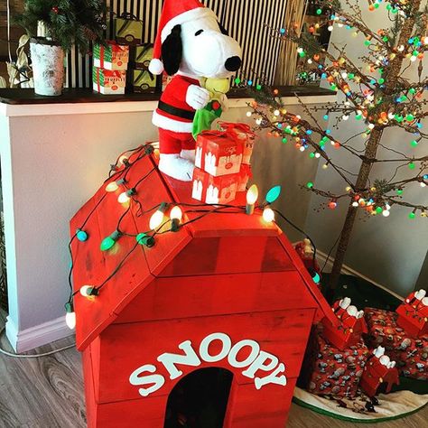 Snoopy Dog House Diy, Xmas Snoopy, Charlie Brown Christmas Decorations, Snoopy Christmas Decorations, Snoopy Costume, Snoopy Christmas Tree, Christmas Cubicle Decorations, Snoopy Dog House, Charlie Brown Christmas Tree