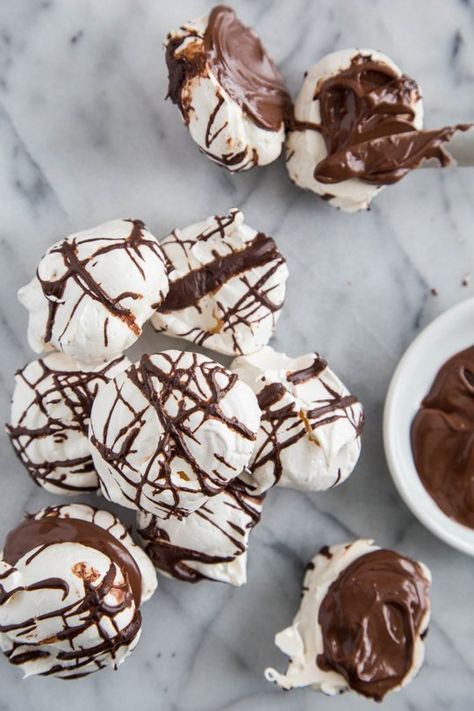 The 2-Ingredient Dessert You Need to Know (and 5 Amazing Ways to Eat It) Two Ingredient Desserts, 2 Ingredient Desserts, Meringue Desserts, Parfait Desserts, Baking School, Meringue Recipe, Dessert Recipies, Fine Dining Recipes, Dessert Ingredients