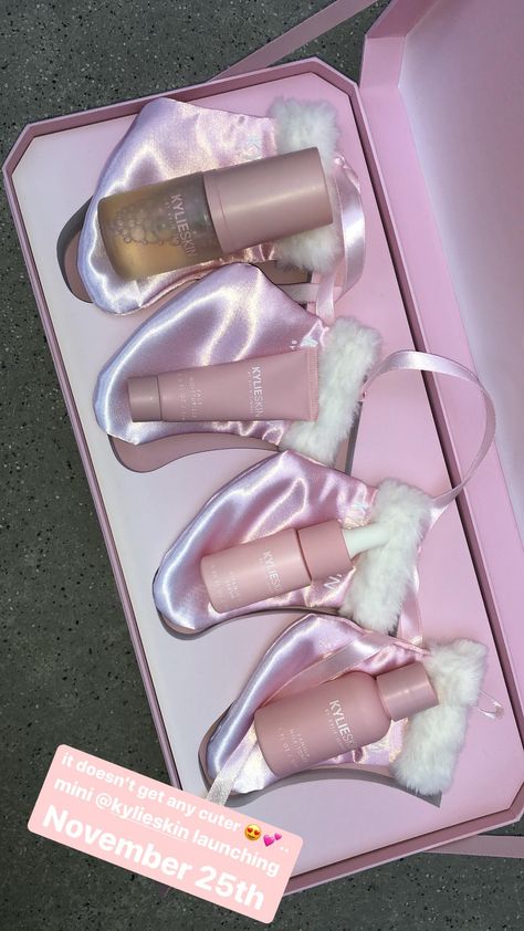 Kylie Jenner Birthday, Kylie Jenner Blonde, Kylie Makeup, Skin Care Business, Kylie Skin, Bath N Body Works, Skincare Packaging, Celebrity Skin, Makeup Rooms