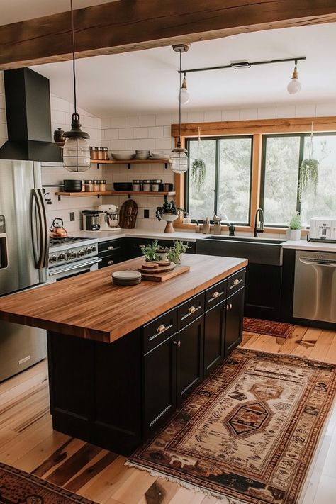 Western Kitchen Ideas, Greek Apartment, Cabin Style Kitchen, Ranch House Kitchen, Farmhouse Kitchen Designs, Industrial Farmhouse Kitchen, Vintage Kitchen Remodel, Distressed Cabinets, Farmhouse Kitchen Inspiration