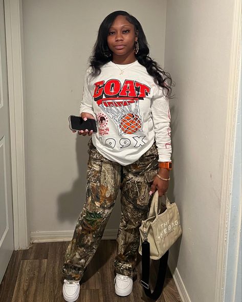 Marc Jacobs
Black girl fashion tips Fall Swag Outfits, Tomgirl Outfit, Cute Tomboy Outfits, Long Sleeve Shirt Outfits, Senior Photo Outfits, Tomboy Outfits, Cute Everyday Outfits, Cute Simple Outfits