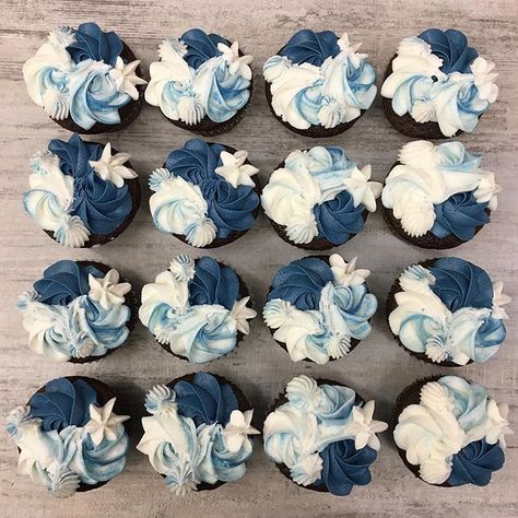 Cupcakes Fancy, Blue Wedding Cupcakes, Floral Cake Design, Cupcake Piping, Elegant Cupcakes, Christmas Themed Cake, Spring Cupcakes, Cupcake Decorating Tips, Cupcake Cake Designs