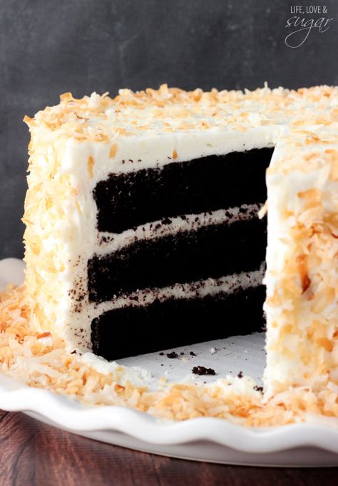 Chocolate Coconut Cake - super moist and chocolatey cake paired with coconut icing and toasted coconut! To die for! Coconut Milk Cake, Chocolate Coconut Milk, Chocolate Coconut Cake, Cake Coconut, Coconut Buttercream, Coconut Icing, Cake With Coconut, Amazing Chocolate Cake Recipe, Cake Filling