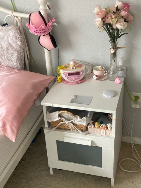 Side Table Cute, Y2k Nightstand, Kawaii Nightstand, Cute Nightstand, Bedside Table Styling, Bedside Table Decor, Table Room, Room Stuff, Night Stand