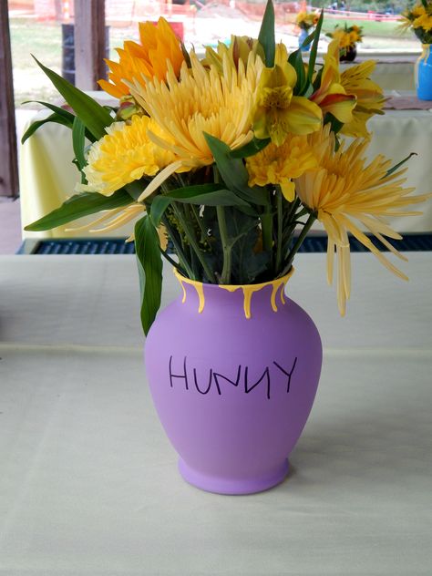 hunny pot centerpiece yellow flowers vase winnie the pooh honey Disney Decor Home, Diy Disney Art, Diy Disney Centerpieces, Diy Disney Party Decor, Disney Party Centerpieces, Disney Diy Gifts, Disney Party Decorations Diy, Disney Theme Centerpieces, Winnie The Pooh Bathroom